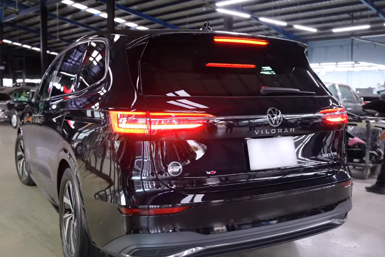 Sức mạnh trên chiếc xe xe MPV cỡ lớn Volkswagen Viloran 2024 của MC Trấn Thành mới tậu là khối động cơ xăng 4 xi-lanh, tăng áp, dung tích 2.0 lít, với công suất tối đa 220 mã lực và mô-men xoắn cực đại 350 Nm. Động cơ đi với hộp số tự động ly hợp kép ướt 7 cấp.