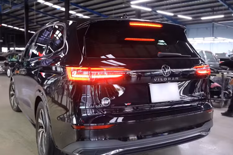 Sức mạnh trên chiếc xe xe MPV cỡ lớn Volkswagen Viloran 2024 của MC Trấn Thành mới tậu là khối động cơ xăng 4 xi-lanh, tăng áp, dung tích 2.0 lít, với công suất tối đa 220 mã lực và mô-men xoắn cực đại 350 Nm. Động cơ đi với hộp số tự động ly hợp kép ướt 7 cấp.