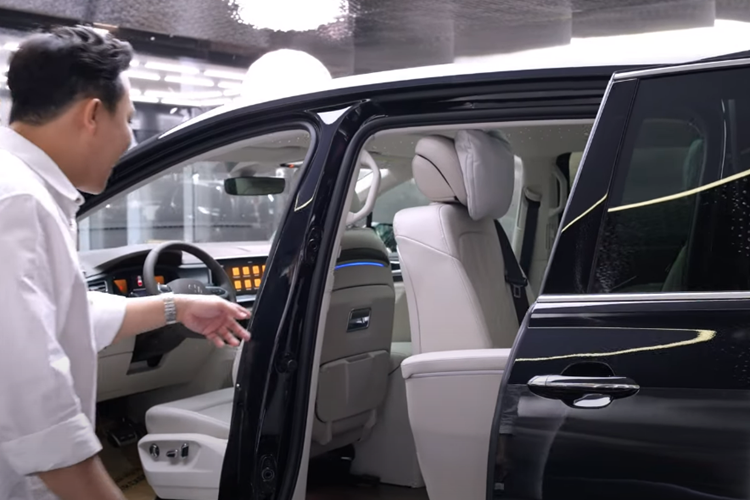 Để đánh giá 1 mẫu xe MPV, mọi người thường nhìn vào khoang lái, lúc này, mới thấy rõ sự đẳng cấp của dòng xe Volkswagen Viloran 2024 với 3 hàng ghế thoải mái, với cấu hình 2+2+3 chỗ ngồi.