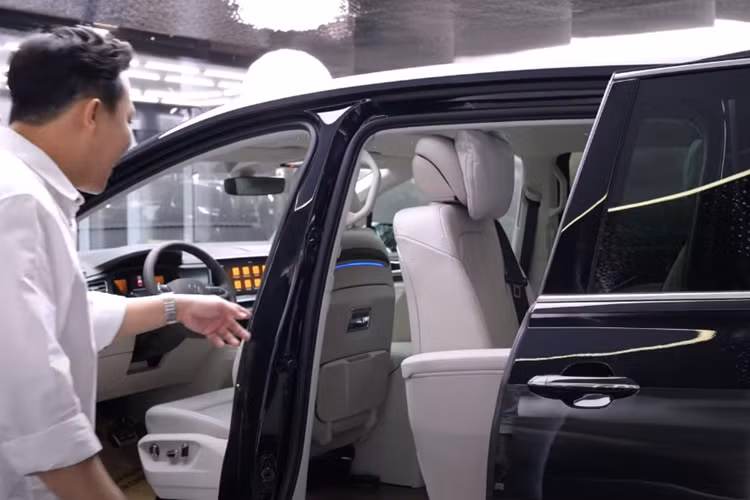 Để đánh giá 1 mẫu xe MPV, mọi người thường nhìn vào khoang lái, lúc này, mới thấy rõ sự đẳng cấp của dòng xe Volkswagen Viloran 2024 với 3 hàng ghế thoải mái, với cấu hình 2+2+3 chỗ ngồi.