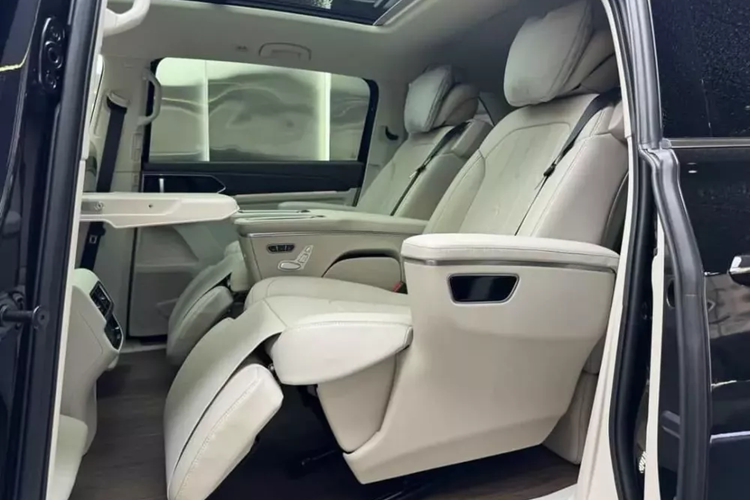 Volkswagen Viloran là 1 chiếc xe MPV cỡ lớn cao cấp, với nhiều trang bị rất ấn tượng. Đầu tiên là xe được trang bị cụm đèn pha IQ.Light LED hiện đại, cụm đèn hậu LED đối xứng, không trải dài hết đuôi xe như các mẫu xe MPV ngày nay