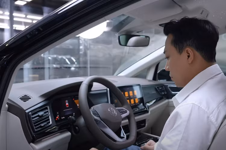 Đặc biệt hàng giữa có 2 ghế thương gia, có thể chỉnh độ ngả lưng tối đa 70 độ, tích hợp bệ đỡ bắp chân đồng thời có đủ tính năng sưởi ấm, làm mát và massage.