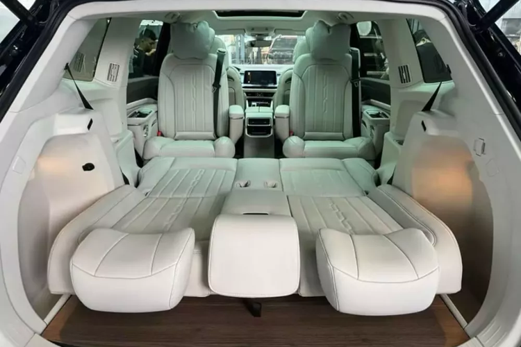 Riêng phiên bản Volkswagen Viloran Luxury cao cấp nhất có mức giá bán lẻ khuyến nghị dự kiến 2.188.000.000 đồng nhưng chưa được đưa về Việt Nam.