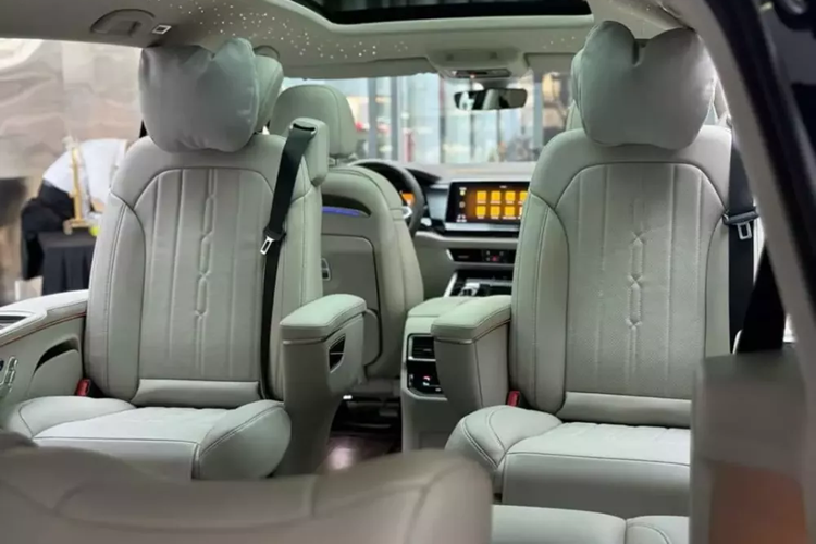 Tất nhiên là 1 chiếc xe MPV cao cấp, Volkswagen Viloran 2024 sử dụng cửa lùa cho 2 hàng ghế sau và bệ bước chân chỉnh điện bên sườn, vành hợp kim đa chấu 20 inch.