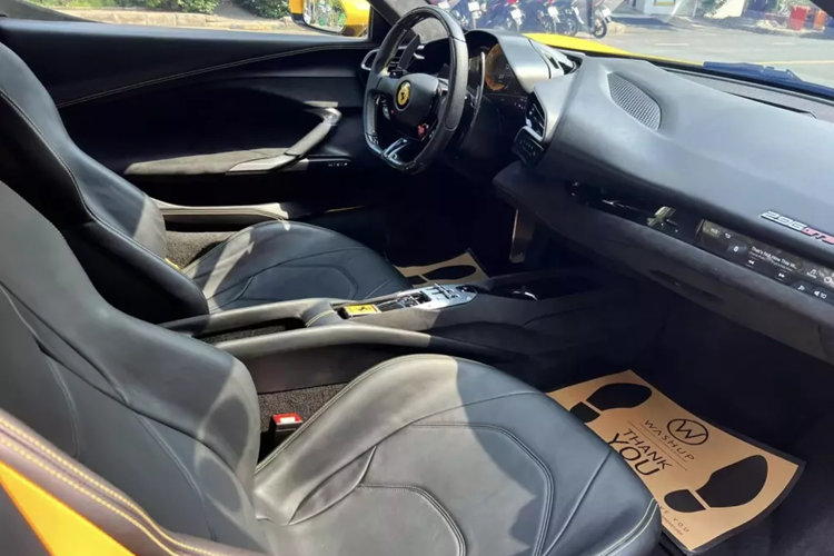 Vì thế, việc siêu ngựa Ferrari 296 GTB mới xuất hiện trước biệt thự của đại gia phố núi khiến nhiều người thích thú, không ít người còn đẩy thuyền cho việc Cường Đô la mua thêm chiếc xe hybrid này để cho có bạn có bè với Ferrari SF90 Spider.