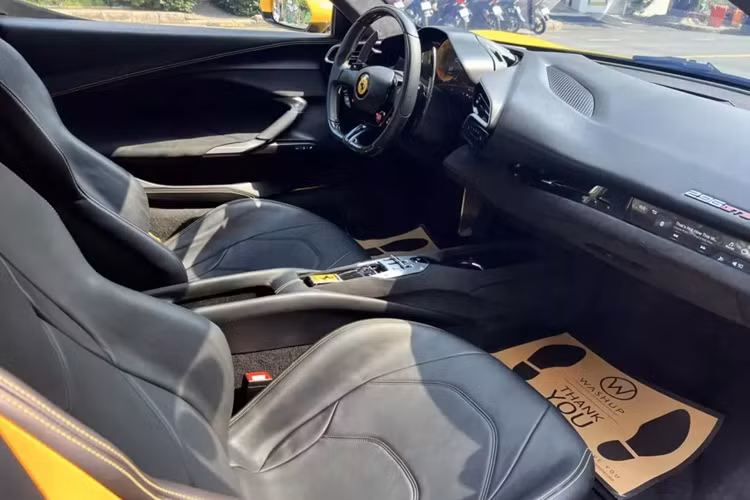 Vì thế, việc siêu ngựa Ferrari 296 GTB mới xuất hiện trước biệt thự của đại gia phố núi khiến nhiều người thích thú, không ít người còn đẩy thuyền cho việc Cường Đô la mua thêm chiếc xe hybrid này để cho có bạn có bè với Ferrari SF90 Spider.