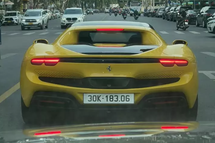 Hiện chưa rõ có ai đã mua chiếc siêu xe Ferrari 296 GTB này hay chưa, nhưng mới đây, hình ảnh chiếc siêu xe Ferrari 296 GTB đến nhà Cường Đô la và nhận được sự quan tâm của cộng đồng mạng.