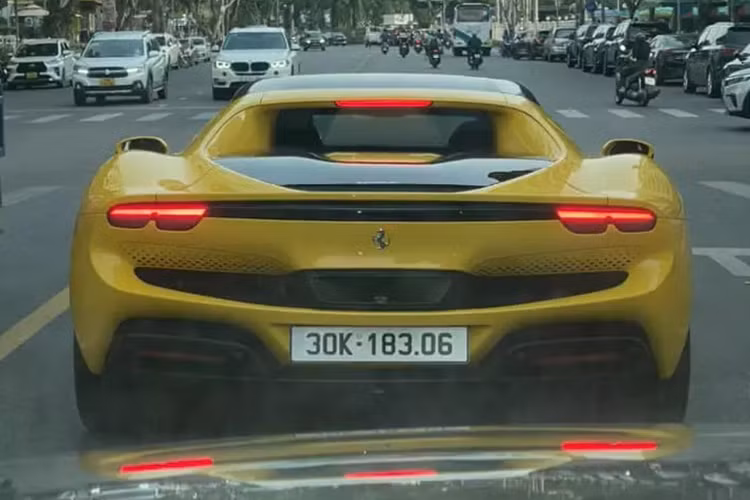 Hiện chưa rõ có ai đã mua chiếc siêu xe Ferrari 296 GTB này hay chưa, nhưng mới đây, hình ảnh chiếc siêu xe Ferrari 296 GTB đến nhà Cường Đô la và nhận được sự quan tâm của cộng đồng mạng.