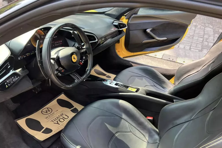 Điểm thú vị của siêu xe Ferrari 296 GTB đến từ hệ truyền động plug-in hybrid với động cơ xăng V6, dung tích 2.9 lít, tăng áp, đây cũng là đánh dấu việc khối động cơ V6 quay trở lại sau 5 thập kỷ vắng bóng, động cơ đốt trong sản sinh công suất tối đa 654 mã lực và động cơ điện mang đến thêm công suất tối đa 164 mã lực.