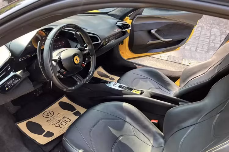 Điểm thú vị của siêu xe Ferrari 296 GTB đến từ hệ truyền động plug-in hybrid với động cơ xăng V6, dung tích 2.9 lít, tăng áp, đây cũng là đánh dấu việc khối động cơ V6 quay trở lại sau 5 thập kỷ vắng bóng, động cơ đốt trong sản sinh công suất tối đa 654 mã lực và động cơ điện mang đến thêm công suất tối đa 164 mã lực.