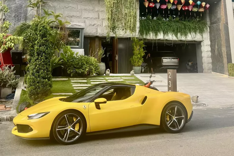 Ai cũng biết Cường Đô la là 1 "fan cứng" của hãng xe "ngựa chồm", khi đã trải nghiệm qua hàng chục siêu xe Ferrari khác nhau như 360 Spider, 430, 458, 488, F12, F8 hay mới đây nhất là chiếc SF90 Spider có giá gần 55 tỷ đồng.
