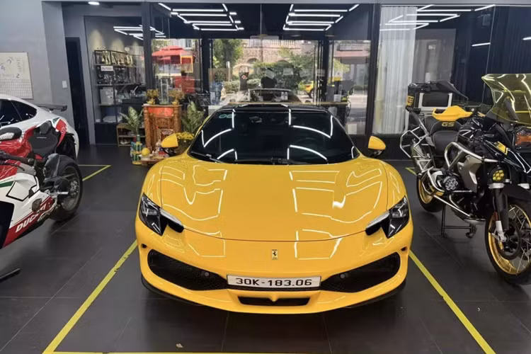 Cách đây 1 tuần, thông tin về việc chiếc siêu xe Ferrari 296 GTB đầu tiên về Việt Nam đã được chủ nhân bán lại cho 1 showroom, đã nhận được sự quan tâm của không ít người, sau đó, siêu ngựa được vận chuyển vào TP HCM và được rao bán giá 23 tỷ đồng.