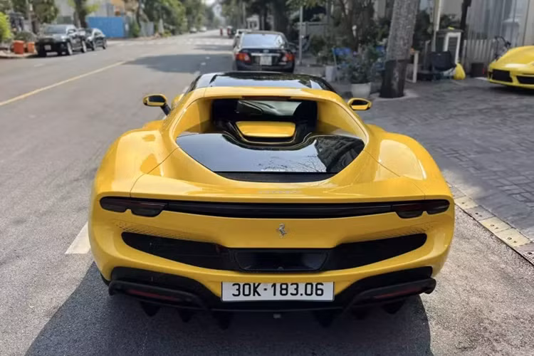 Siêu xe Ferrari 296 GTB có thể tăng tốc từ vị trí xuất phát lên 100 km/h chỉ trong thời gian 2,9 giây trước khi đạt vận tốc tối đa 330 km/h. Dòng xe plug-in hybrid có thể di chuyển với quãng đường tối đa 25 km và vận tốc tối đa là 135 km/h chỉ với động cơ điện.