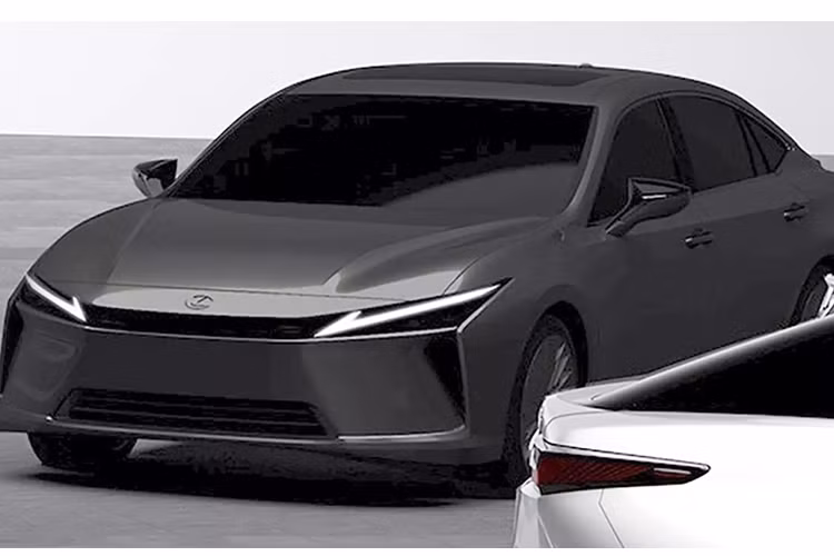 Từ cuối năm 2023 đã xuất hiện nhiều tin đồn về việc Lexus ES được làm mới đáng kể dựa trên bộ khung Toyota Camry đời mới nhất. Trên thực tế, đây vẫn là yếu tố có thể xảy ra với bản điện của ES. Bản xăng có thể vẫn dùng bộ khung rò rỉ phía trên. Hiện chưa rõ Lexus ES 2025 có thay đổi nào về hệ thống truyền động hay không.