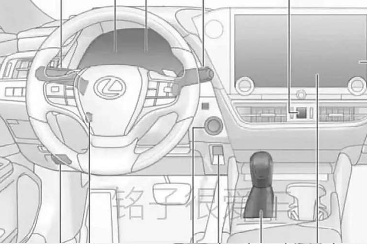 Ngoài ra, xe còn nhận được một nâng cấp khác như cụm đồng hồ kỹ thuật số có thể được thừa hưởng từ mẫu sedan LS lớn hơn hoặc là xe minivan LM. Cũng đáng chú ý là sự hiện diện của cần số, báo hiệu đây là Lexus ES phiên bản ICE hoặc hybrid chứ không phải là một trong những biến thể EV được đồn đại.