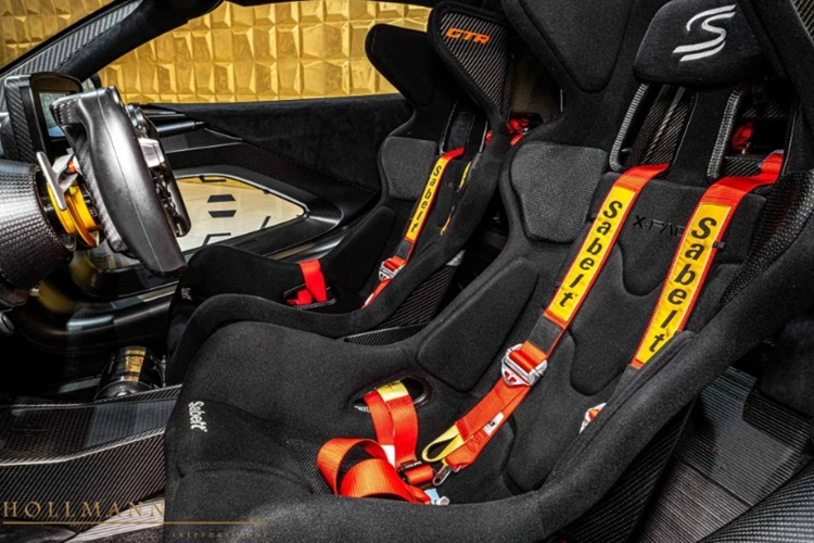 Bộ khuếch tán vuông vức và cắt xẻ mạnh hơn bản đường phố. McLaren Senna GTR vẫn dùng kết cấu khung gầm Monocage III tương tự như ở bản Senna thông thường.