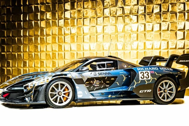 Về nội thất, khoang cabin của siêu xe McLaren Senna GTR cũng được thiết kế đơn giản hơn so với phiên bản đường phố. Xe được trang bị ghế đua bằng sợi carbon Sabelt X-Pad cùng dây đai an toàn đa điểm đạt chuẩn Le Mans Prototype của FIA.