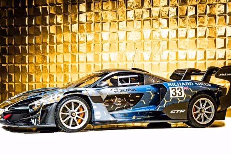 Về nội thất, khoang cabin của siêu xe McLaren Senna GTR cũng được thiết kế đơn giản hơn so với phiên bản đường phố. Xe được trang bị ghế đua bằng sợi carbon Sabelt X-Pad cùng dây đai an toàn đa điểm đạt chuẩn Le Mans Prototype của FIA.