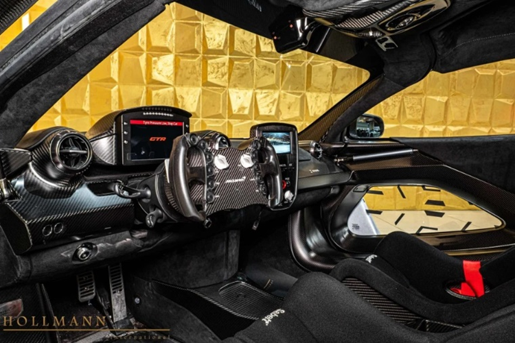 McLaren Senna GTR mang dáng dấp khá hầm hố với lối thiết kế nhằm tối ưu tính khí động học. Cụ thể, bộ chia gió cản trước được mở rộng hơn và có kích thước lớn hơn. Hai bên sườn bổ sung thêm khe thoát gió. Đặc biệt, đuôi xe có cánh gió cỡ lớn cố định, gắn liền với cản sau.