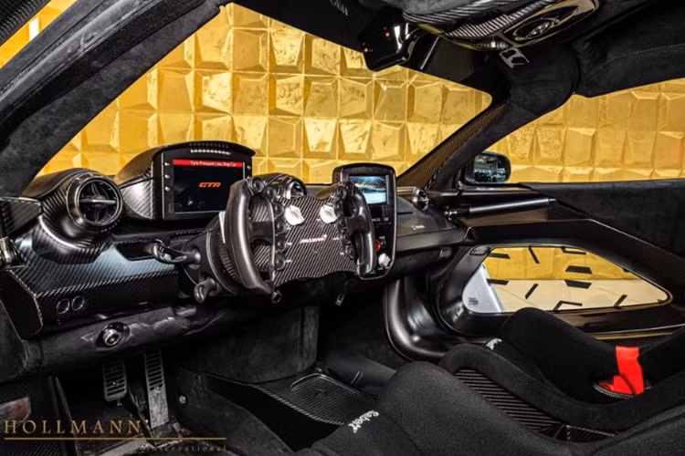 McLaren Senna GTR mang dáng dấp khá hầm hố với lối thiết kế nhằm tối ưu tính khí động học. Cụ thể, bộ chia gió cản trước được mở rộng hơn và có kích thước lớn hơn. Hai bên sườn bổ sung thêm khe thoát gió. Đặc biệt, đuôi xe có cánh gió cỡ lớn cố định, gắn liền với cản sau.