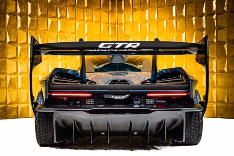 Cung cấp sức mạnh cho Senna GTR là khối động cơ V8 4.0L, sản sinh công suất tối đa lên đến 823 mã lực, với trọng lượng 1188 kg, xe có tỷ lệ công suất / trọng lượng đạt mức 694 mã lực/tấn. Chưa hết, siêu phẩm này còn có hệ thống treo được thừa hưởng từ xe đua GT3 của McLaren.