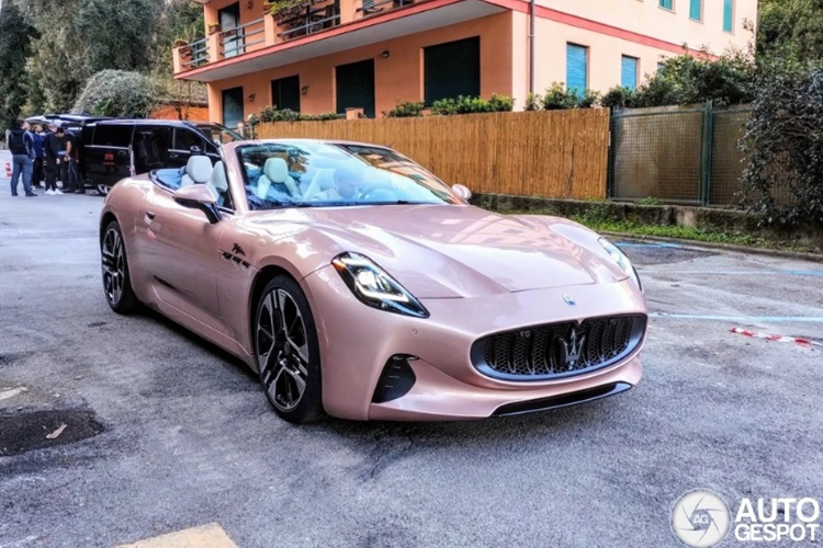 Được biết, mẫu Maserati GranCabrio Folgore 2024 mới chính là phiên bản mui trần thuần điện của GranTurismo Folgore. Theo đó, chiếc Maserati GranCabrio Folgore này sở hữu ngoại thất màu hồng Rose Gold từng được sử dụng trên GranTurismo Folgore.