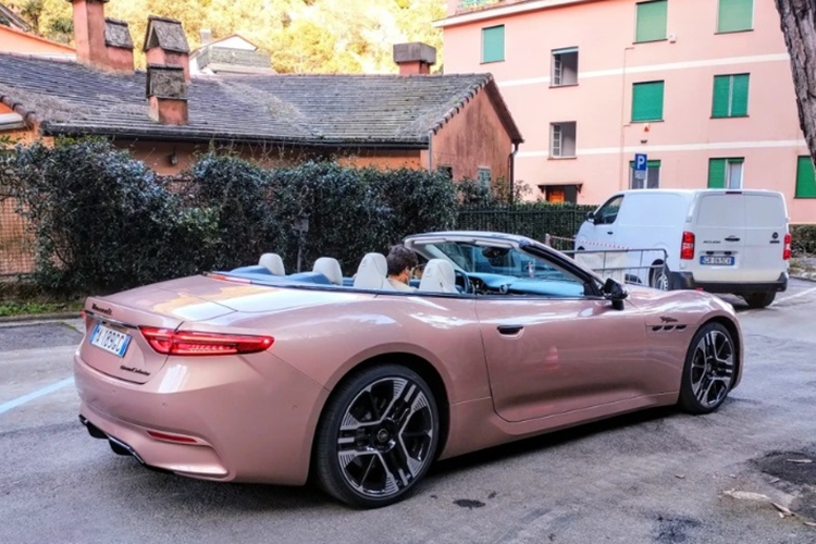 Xe có phần mui bạt điều khiển điện và thiết kế nội thất 2+2. Cổng tiếp điện vẫn được đặt bên dưới đèn hậu bên trái.