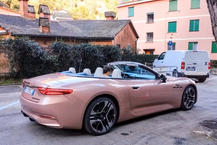 Xe có phần mui bạt điều khiển điện và thiết kế nội thất 2+2. Cổng tiếp điện vẫn được đặt bên dưới đèn hậu bên trái.