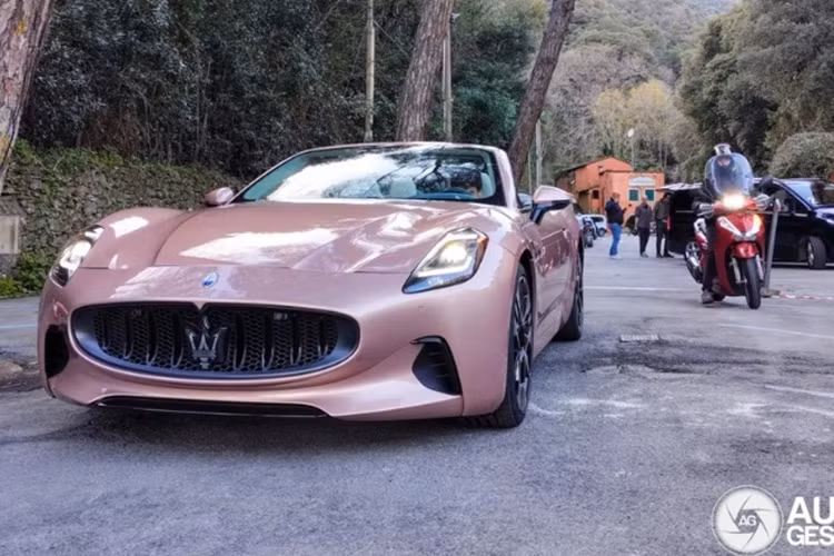 Chiếc xe thể thao hạng sang Maserati GranCabrio Folgore mui trần cũng sở hữu thiết kế khá tương đồng với mẫu GranTurismo Folgore, đặc biệt là ở khu vực cản trước và hốc gió.