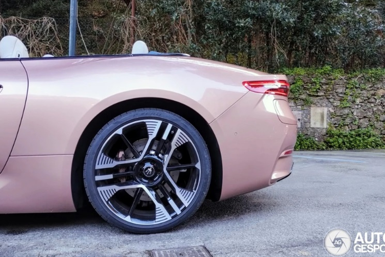 Dù Maserati GranCabrio Folgore là xe điện nhưng khu vực đầu xe của chiếc GranCabrio Folgore này vẫn được trang bị lưới tản nhiệt cỡ lớn.