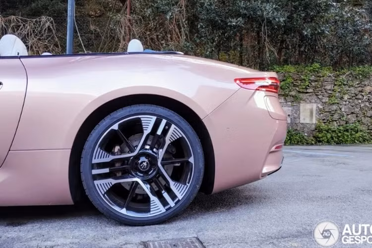 Dù Maserati GranCabrio Folgore là xe điện nhưng khu vực đầu xe của chiếc GranCabrio Folgore này vẫn được trang bị lưới tản nhiệt cỡ lớn.