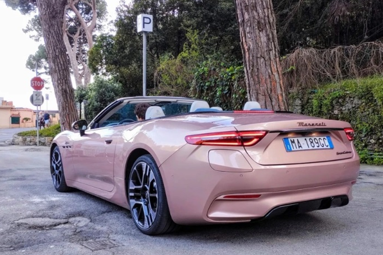 Cung cấp sức mạnh cho mẫu Maserati GranCabrio Folgore mui trần này có thể vẫn là 3 động cơ điện độc lập giúp sản sinh công suất lên đến 761 mã lực và mô-men xoắn 1.350 Nm.