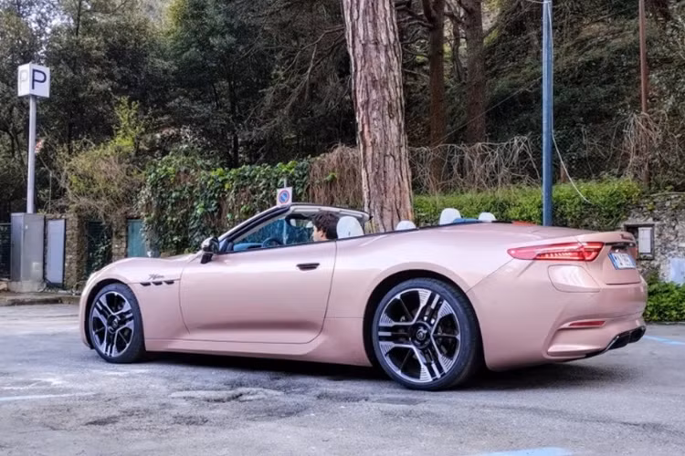 Tại thị trường Mỹ, Maserati GranTurismo Folgore bản thường đang được bán với giá từ 215.000 USD (tương đương 5,37 tỷ đồng). Dự kiến, phiên bản mui trần của mẫu xe điện này sẽ có giá nhỉnh hơn, khoảng 230.000 USD (khoảng 5,47 tỷ đồng).