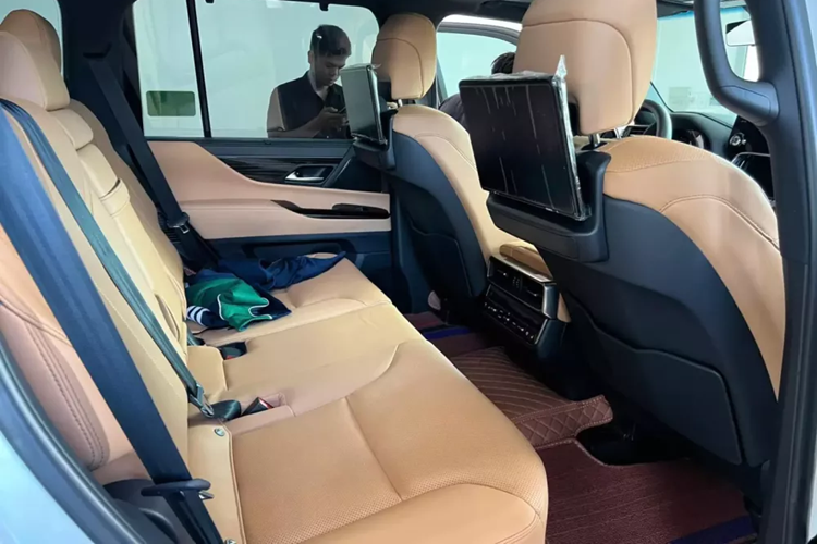 Theo tìm hiểu, chiếc xe Lexus LX600 Urban này đời 2024, miễn đăng kiểm đến 2027, khách mua xe về chỉ đi cà phê, lòng vòng ở Tây Ninh nên số đồng hồ công tơ mét chỉ mới 3.800 km, nhưng sau đó chán đã bán lại cho thương lái, chỉ sau 1 ngày đăng bài, 1 khách đã cọc mua chiếc xe Lexus LX600 Urban có giá gần 9 tỷ đồng.