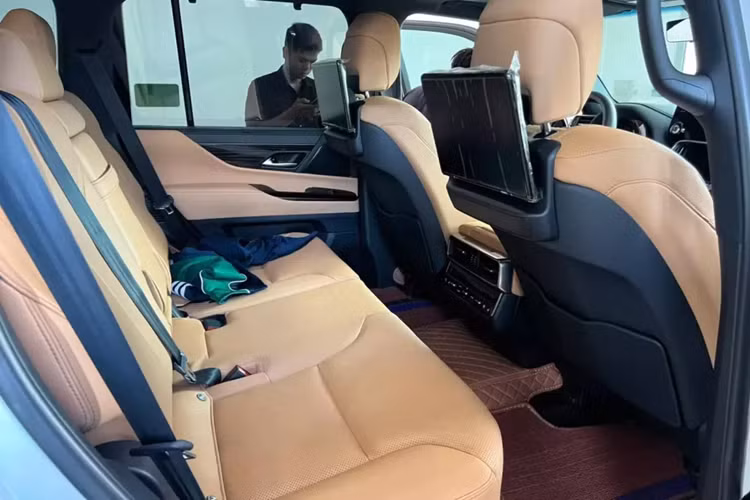 Theo tìm hiểu, chiếc xe Lexus LX600 Urban này đời 2024, miễn đăng kiểm đến 2027, khách mua xe về chỉ đi cà phê, lòng vòng ở Tây Ninh nên số đồng hồ công tơ mét chỉ mới 3.800 km, nhưng sau đó chán đã bán lại cho thương lái, chỉ sau 1 ngày đăng bài, 1 khách đã cọc mua chiếc xe Lexus LX600 Urban có giá gần 9 tỷ đồng.