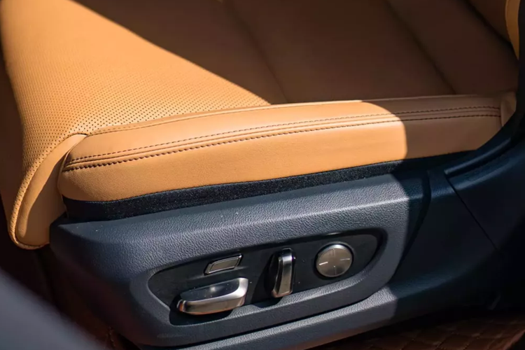 Biển số của xe Lexus LX600 Urban này nếu bạn nhìn lướt qua tưởng là 70A-567.89 nhưng thực tế, là 70A-567.98, biển này cũng rất đẹp, biển bản thân 567 là số tiến, 98 thì khỏi bàn về độ đẹp, nhưng chắc chắn rồi, biển số này trúng đấu giá 40 triệu đồng, nên chủ xe sẽ giữ lại để đăng ký cho xe mới.