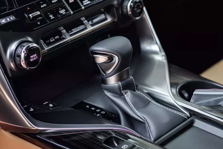 Thực tế, mua xe Lexus LX600 chưa bao giờ dễ dàng, và nếu lăn bánh, phải hơn 9,5 tỷ đồng, như vậy, việc mua 1 chiếc xe Lexus LX600 Urban đã qua sử dụng nhưng chạy chỉ mới 3.800, tiết kiệm từ 500 triệu đến 600 triệu đồng cũng xem là 1 khoản chơi xe không lỗ.