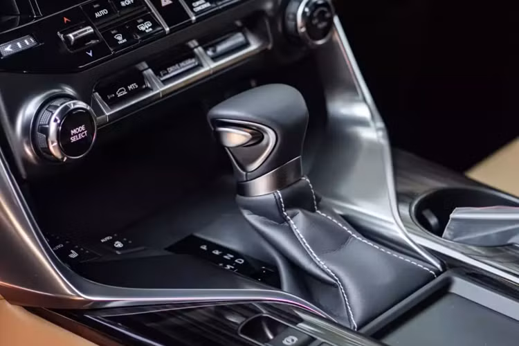 Thực tế, mua xe Lexus LX600 chưa bao giờ dễ dàng, và nếu lăn bánh, phải hơn 9,5 tỷ đồng, như vậy, việc mua 1 chiếc xe Lexus LX600 Urban đã qua sử dụng nhưng chạy chỉ mới 3.800, tiết kiệm từ 500 triệu đến 600 triệu đồng cũng xem là 1 khoản chơi xe không lỗ.