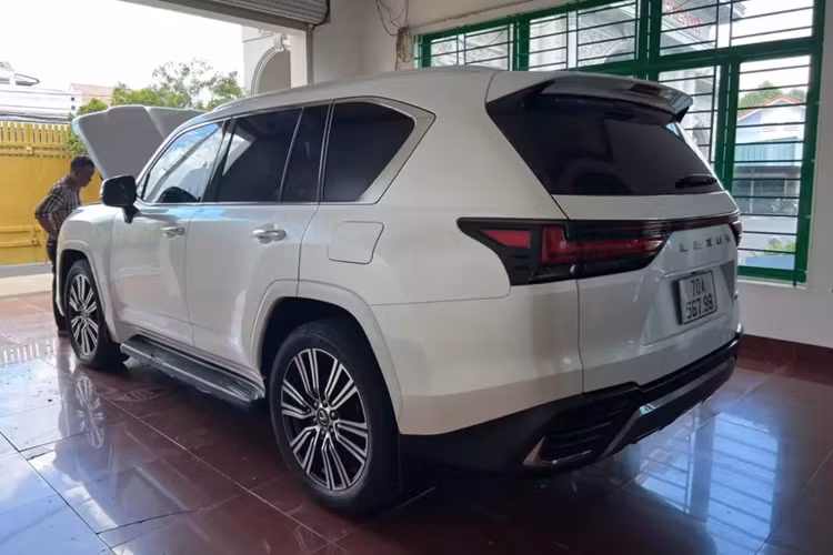 SUV hạng sang Lexus LX600 sử dụng khối khối động cơ xăng V6, tăng áp kép, dung tích 3.5 lít, sản sinh ra công suất tối đa 409 mã lực và mô-men xoắn cực đại 650 Nm. Trái tim này sẽ kết hợp với hộp số tự động 10 cấp cùng các chế độ lái là Normal, ECO, Comfort, Sport S, Sport S+ và Customize.