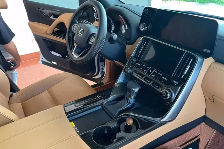 Còn về Lexus LX600 Urban 2024 hiện được đại lý công bố giá từ 8,5 tỷ đồng cho xe mới, chưa bao gồm phí lăn bánh, vì thế, 1 chiếc xe đã qua sử dụng chạy 3.800 km được rao bán gần 9 tỷ đồng, nhưng đã bay trong 1 nốt nhạc, khiến không ít người bất ngờ.