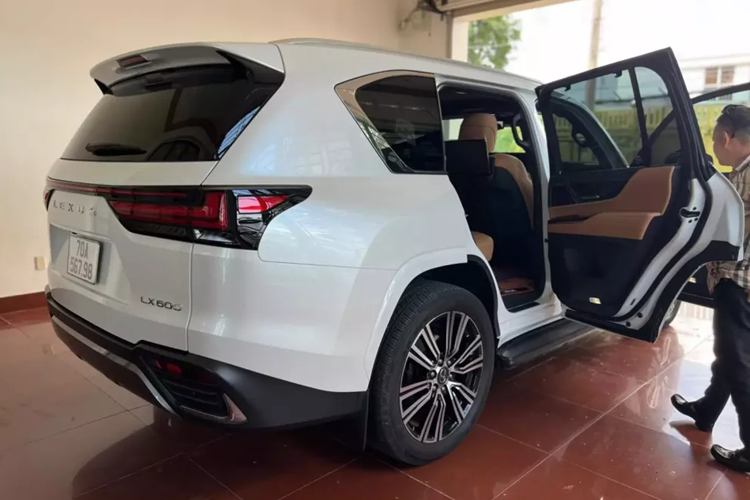 Ngoại thất chiếc SUV hạng sang Lexus LX600 Urban bản 2024 này có màu trắng và nội thất màu nâu, xe thuộc bản 7 chỗ ngồi nên hàng ghế thứ 2 có đến 3 ghế, phù hợp cho gia đình từ 6 đến 7 người. Lexus LX600 thế hệ mới có nhiều bản khác nhau như Urban, F-Sport và Ultra Luxury hay còn được biết đến dưới cái tên VIP của các mẫu xe nhập chính hãng.