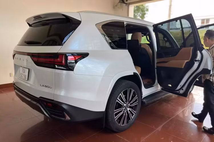 Ngoại thất chiếc SUV hạng sang Lexus LX600 Urban bản 2024 này có màu trắng và nội thất màu nâu, xe thuộc bản 7 chỗ ngồi nên hàng ghế thứ 2 có đến 3 ghế, phù hợp cho gia đình từ 6 đến 7 người. Lexus LX600 thế hệ mới có nhiều bản khác nhau như Urban, F-Sport và Ultra Luxury hay còn được biết đến dưới cái tên VIP của các mẫu xe nhập chính hãng.