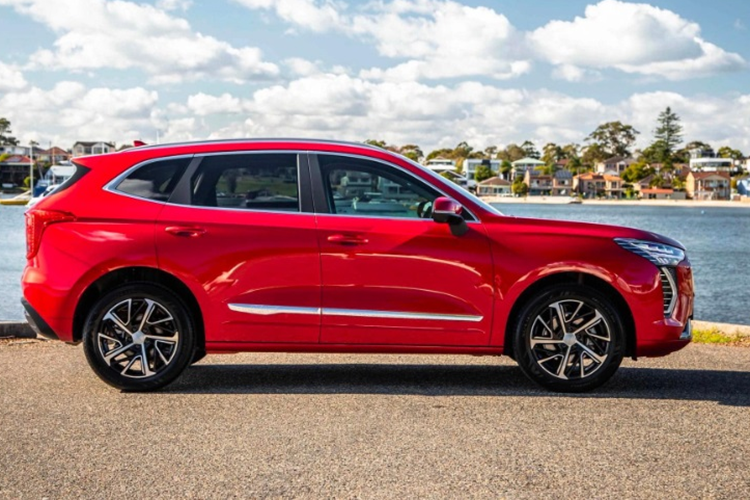 Haval Jolion bản Pro sẽ có kích thước rộng hơn một chút với số đo 1.874 mm. Haval Jolion mang dáng dấp thể thao, hiện đại. Đầu xe nổi bật với cụm lưới tản nhiệt cỡ lớn với thiết kế khá giống với “người anh em” Haval H6. 