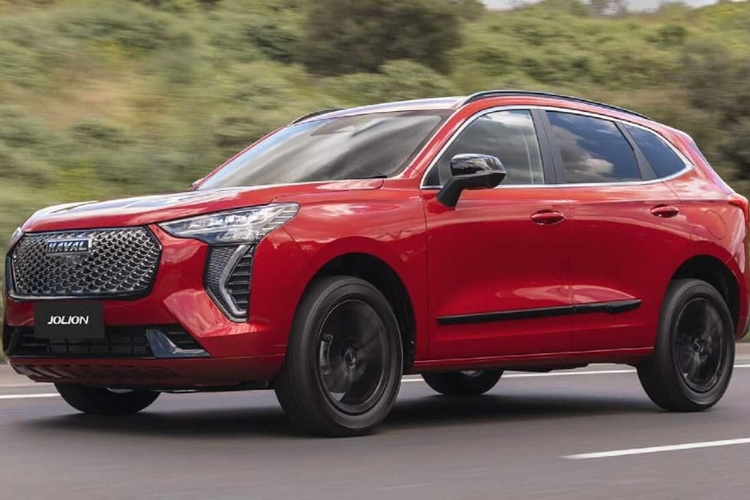 Về trang bị an toàn, Haval Jolion sở hữu gói hỗ trợ lái ADAS tiên tiến với các tính năng như: hệ thống liên lạc khẩn cấp, cảnh báo tiền va chạm, cảnh báo chống buồn ngủ, cảnh báo áp suất lốp, hỗ trợ đổ đèo, phanh tự động khẩn cấp, cân bằng điện tử, kiểm soát lực kéo, hỗ trợ khởi hành ngang dốc, phanh tay điện tử đi kèm Auto Hold và 6 túi khí.