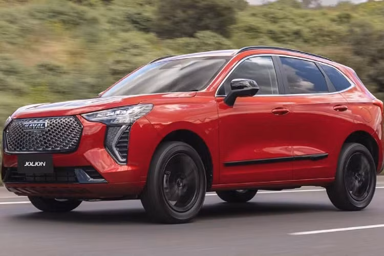 Về trang bị an toàn, Haval Jolion sở hữu gói hỗ trợ lái ADAS tiên tiến với các tính năng như: hệ thống liên lạc khẩn cấp, cảnh báo tiền va chạm, cảnh báo chống buồn ngủ, cảnh báo áp suất lốp, hỗ trợ đổ đèo, phanh tự động khẩn cấp, cân bằng điện tử, kiểm soát lực kéo, hỗ trợ khởi hành ngang dốc, phanh tay điện tử đi kèm Auto Hold và 6 túi khí.