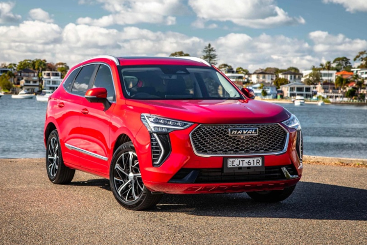 Dự kiến, Haval Jolion về Việt Nam sẽ được phân phối với 2 phiên bản là Pro và Ultra. Giá của hai bản này sẽ dao động ở mức trên dưới 700 triệu đồng. Haval Jolion sở hữu kích thước dài x rộng x cao lần lượt 4.472 x 1.841 x 1.626 (mm) và chiều dài cơ sở 2.700mm.