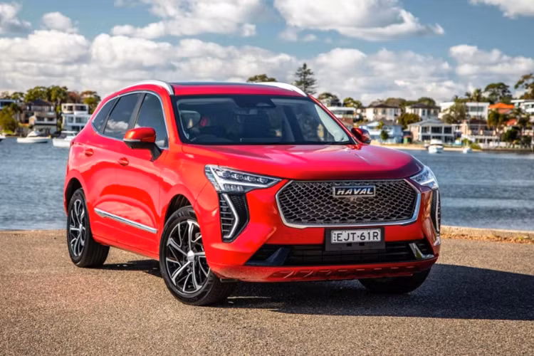 Dự kiến, Haval Jolion về Việt Nam sẽ được phân phối với 2 phiên bản là Pro và Ultra. Giá của hai bản này sẽ dao động ở mức trên dưới 700 triệu đồng. Haval Jolion sở hữu kích thước dài x rộng x cao lần lượt 4.472 x 1.841 x 1.626 (mm) và chiều dài cơ sở 2.700mm.