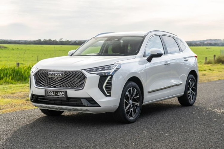 Màn hình trung tâm 10,3 inch có kết nối Apple CarPlay/Android Auto; điều hoà 2 vùng độc lập có cửa gió sau; hệ thống âm thanh 6 loa; cần số dạng núm xoay; phanh đỗ điện tử có tự động giữ; cổng sạc USB; cửa sổ trời toàn cảnh…