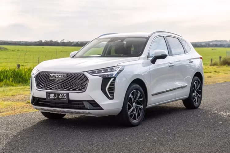 Màn hình trung tâm 10,3 inch có kết nối Apple CarPlay/Android Auto; điều hoà 2 vùng độc lập có cửa gió sau; hệ thống âm thanh 6 loa; cần số dạng núm xoay; phanh đỗ điện tử có tự động giữ; cổng sạc USB; cửa sổ trời toàn cảnh…