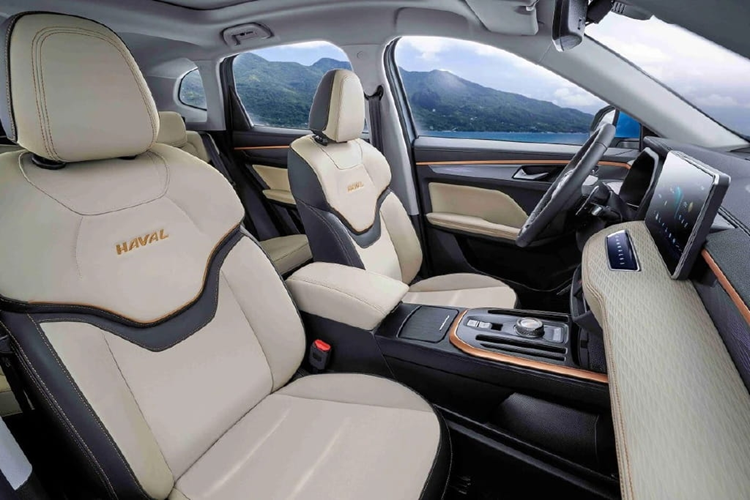 Về nội thất, bên trong khoang cabin của xe có khá nhiều chi tiết tương đồng với Haval H6. Xe sở hữu các tiện ích hiện đại như: vô lăng dạng 3 chấu tích hợp các phím chức năng; màn hình sau vô-lăng là điện tử có kích thước 7 inch